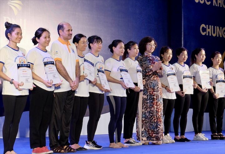 Hon 1 500 Nguoi Dong Dien Yoga Voi Chu De Mot The Gioi Mot Suc Khoe Chung 04