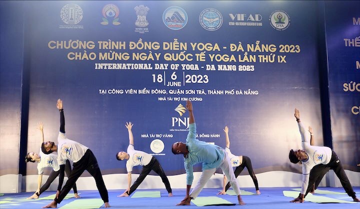 Hon 1 500 Nguoi Dong Dien Yoga Voi Chu De Mot The Gioi Mot Suc Khoe Chung 05