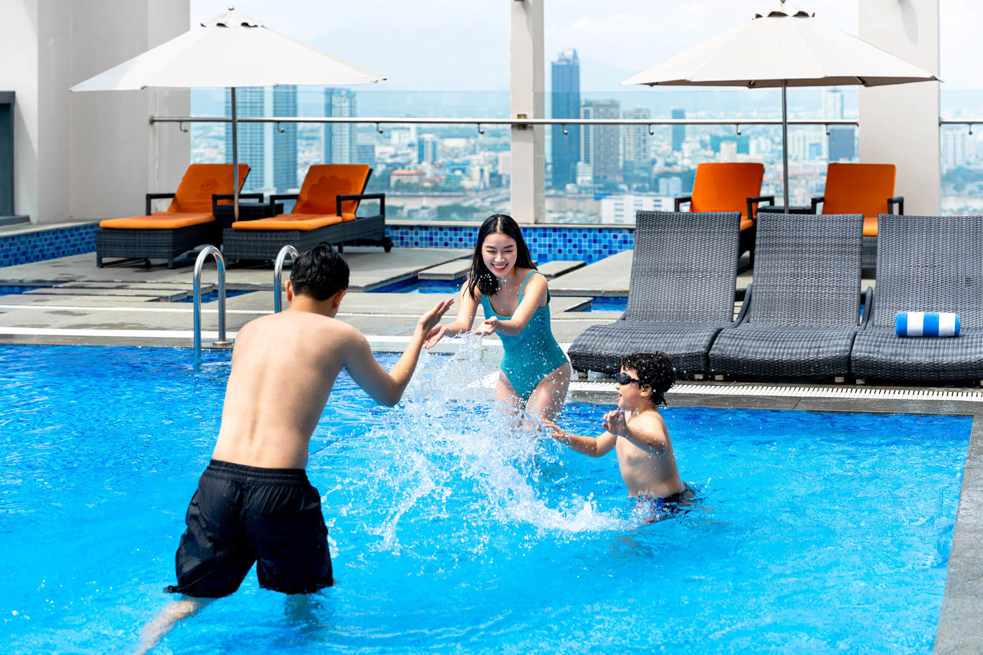 Mua He Ruc Ro Uu Dai Bat Ngo Tu Altara Suites Da Nang
