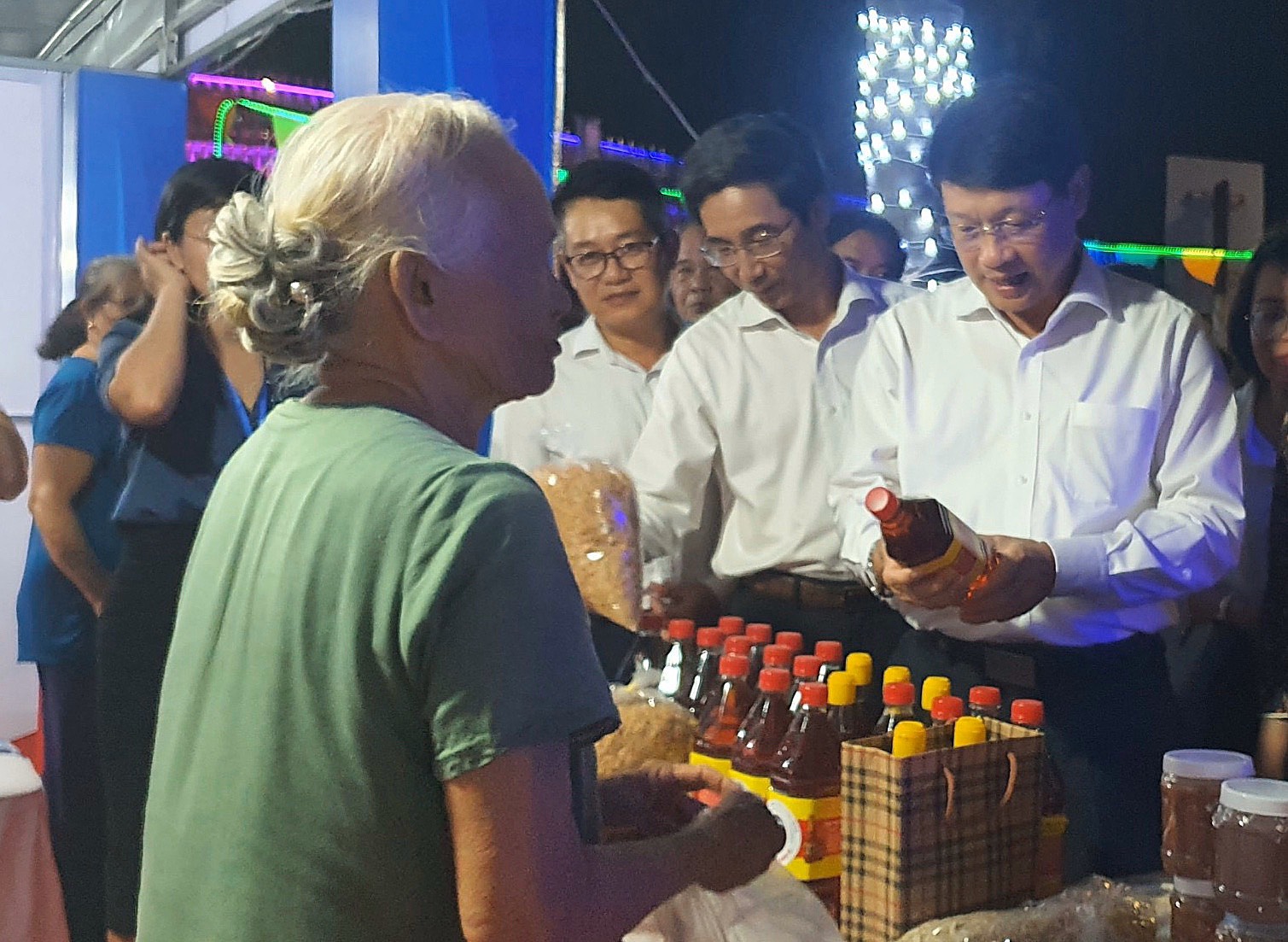 40 Gian Hang Tham Gia Quang Ba San Pham Nuoc Mam Nam O 1