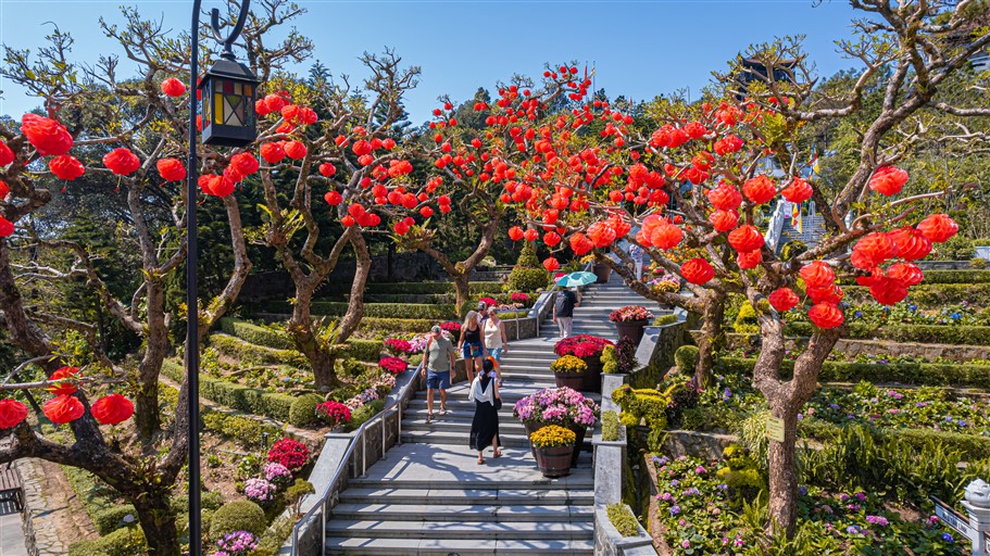 Hàng nghìn du khách tưng bừng trẩy hội xuân tại Sun World Ba Na Hills