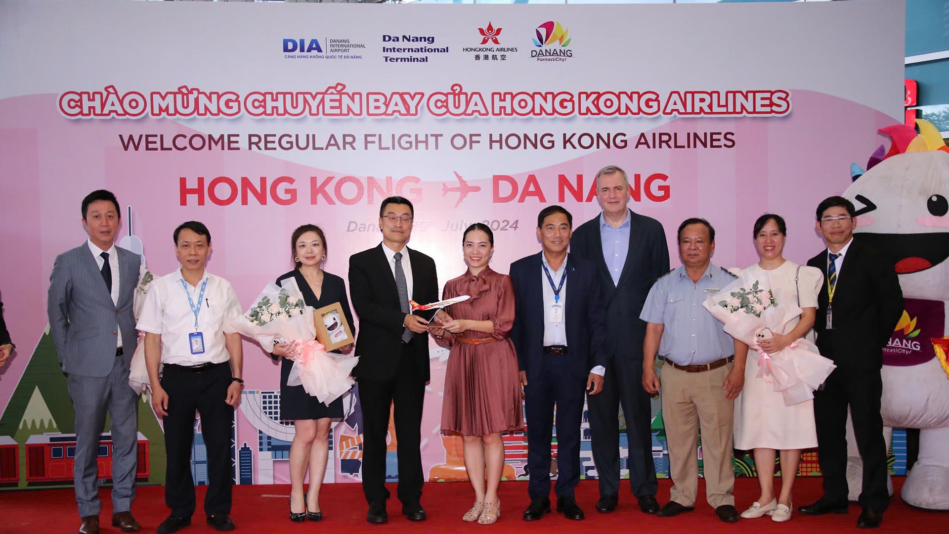 Welcoming ceremony for the First Flight to Da Nang by Hong Kong Airlines