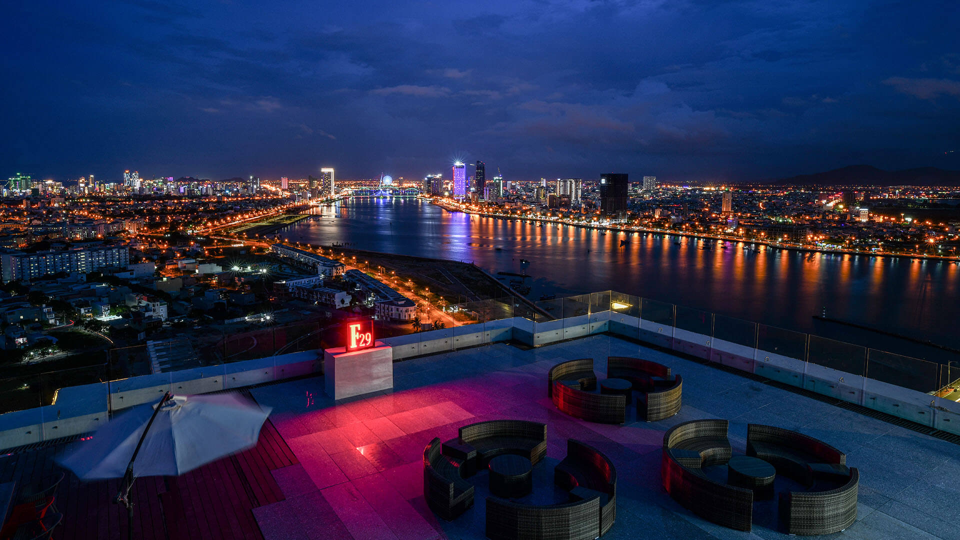 F29 Golden Beef & Sky Bar tại Wyndham Danang Golden Bay