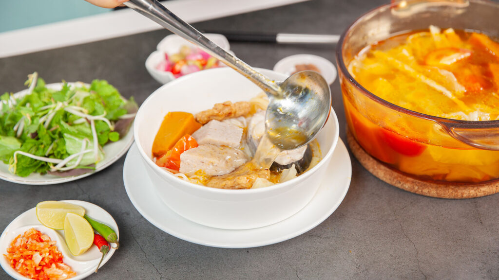 Bún chả cá (Fish Cake Noodle Soup) 3