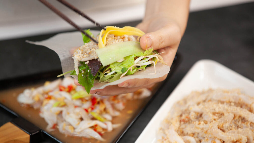 thưởng thức Gỏi cá Nam Ô 2