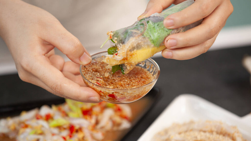thưởng thức Gỏi cá Nam Ô