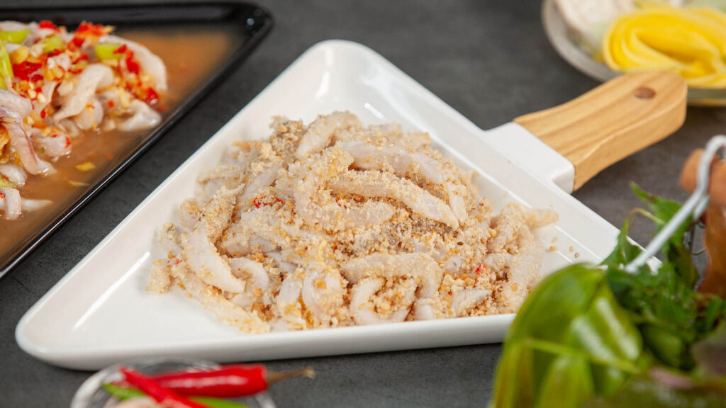 thưởng thức Gỏi cá Nam Ô 4