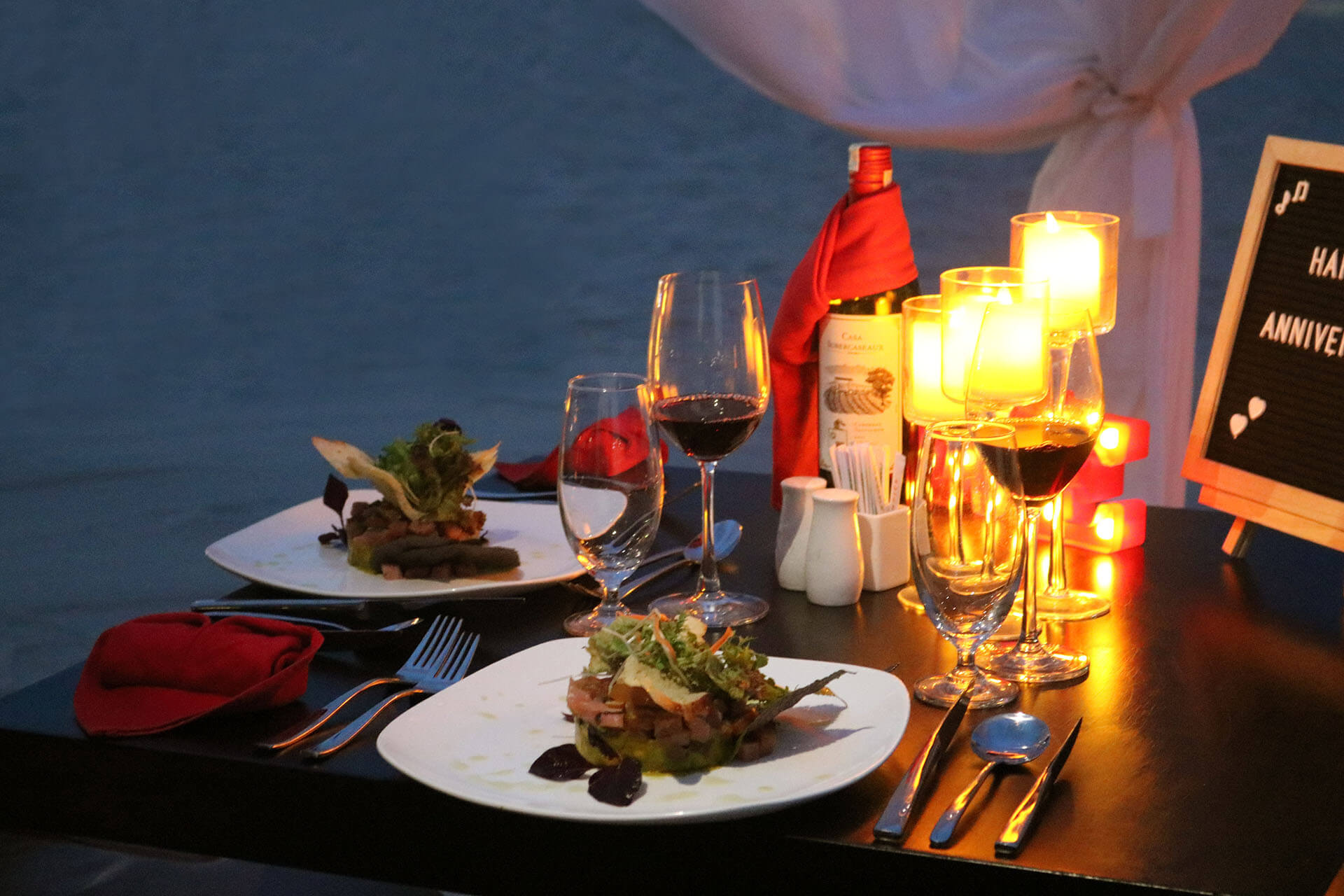 Romantic Beachside Dinner – A Must-Have Experience for Couples