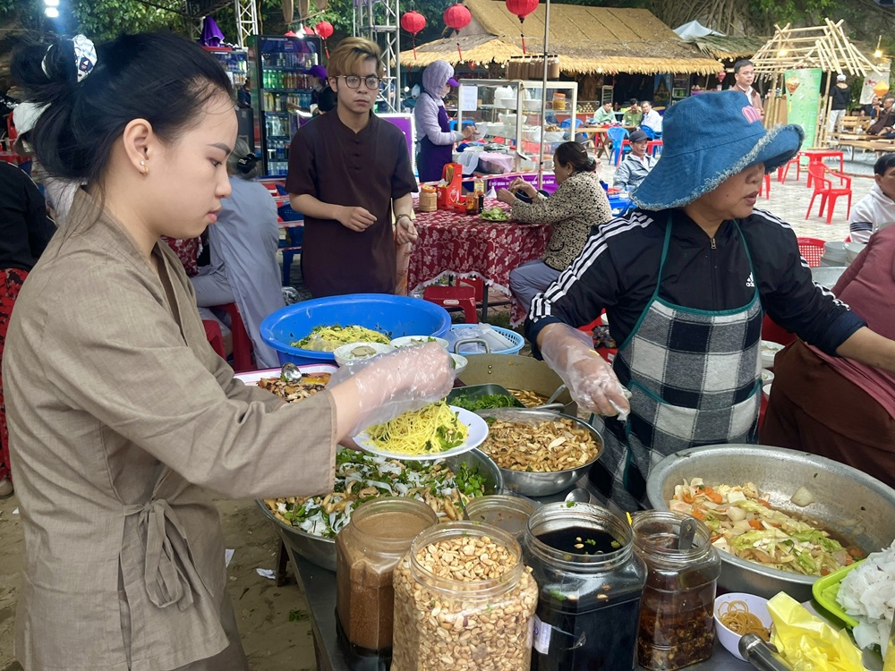 Thưởng thức ẩm thực chay tại Lễ hội Quán Thế Âm Ngũ Hành Sơn 2025