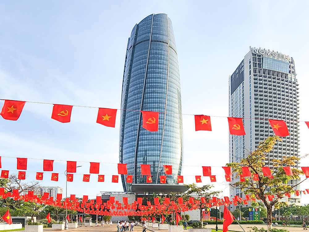 Sắc đỏ tràn ngập thành phố mừng ngày đất nước thống nhất