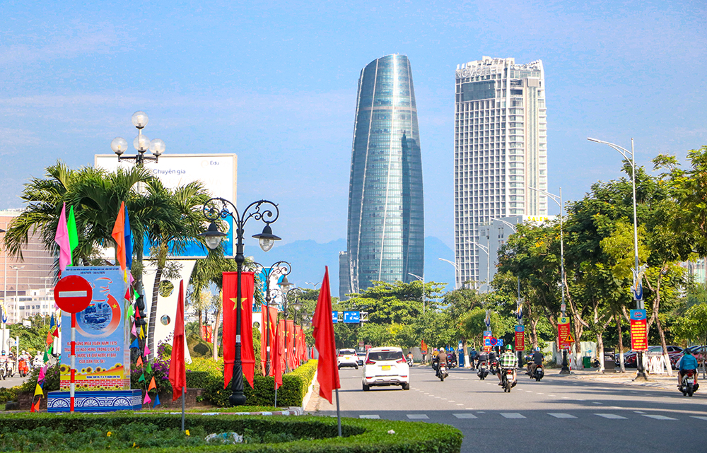 Thành phố rực rỡ cờ hoa chào mừng 50 năm Ngày thống nhất đất nước