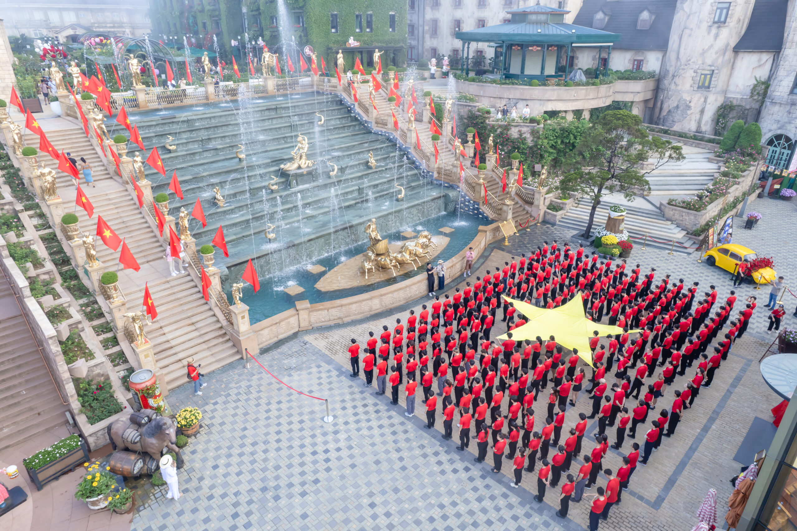 Hàng ngàn khách diện áo cờ đỏ sao vàng check in Ba Na Hills dịp lễ 30/4