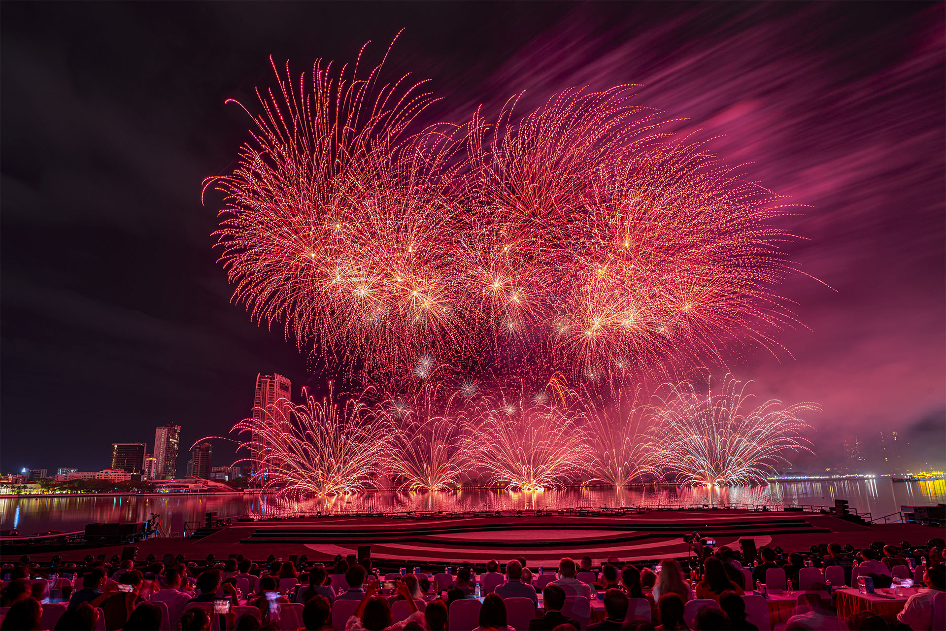 DIFF 2025 night 3: canada’s magical constellations anD china’s firework “journey” light up Da Nang