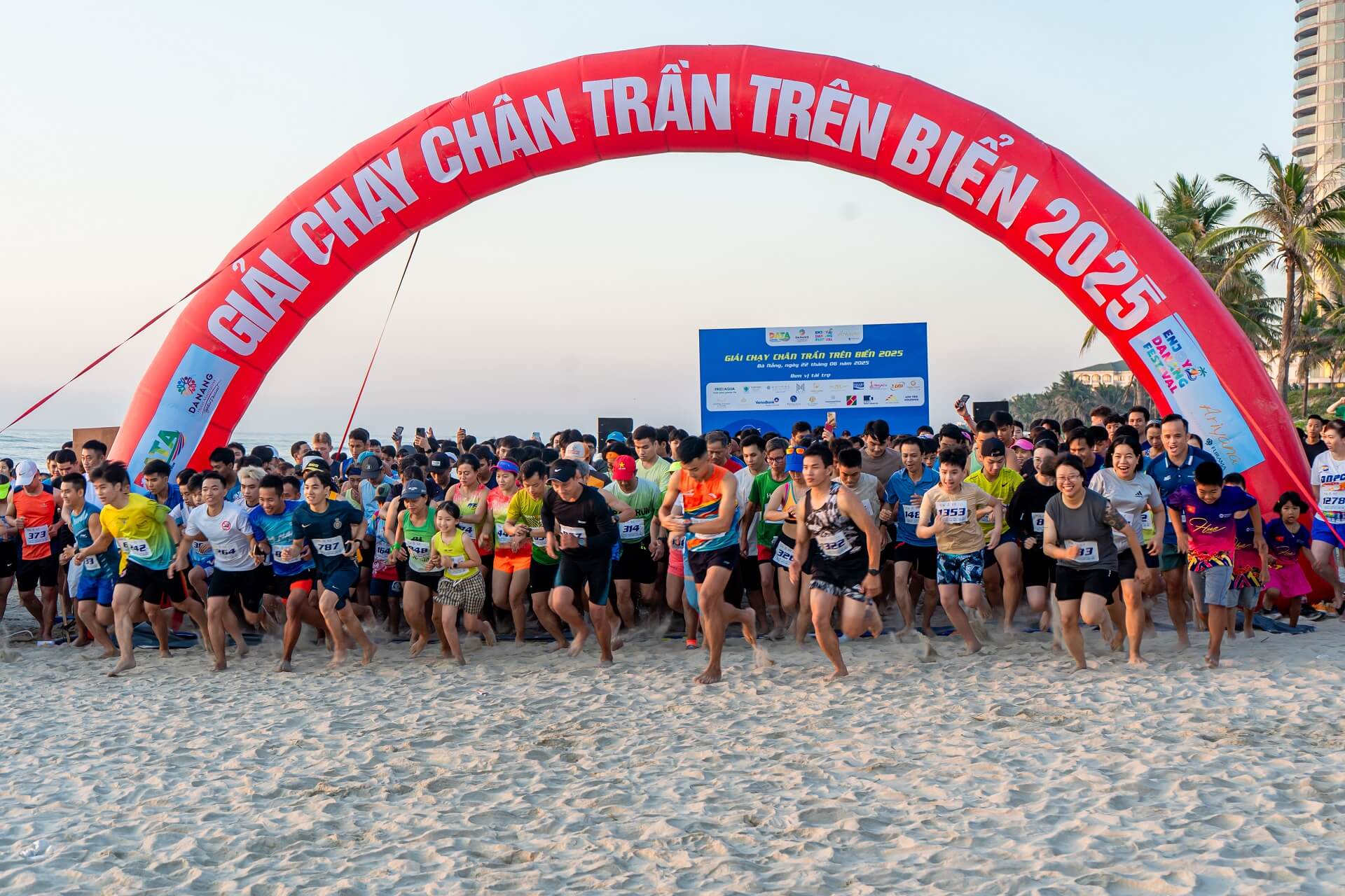 Gần 1.500 đôi chân trần “đánh thức” mùa hè Đà Nẵng tại Giải Chạy Chân Trần Trên Biển 2025