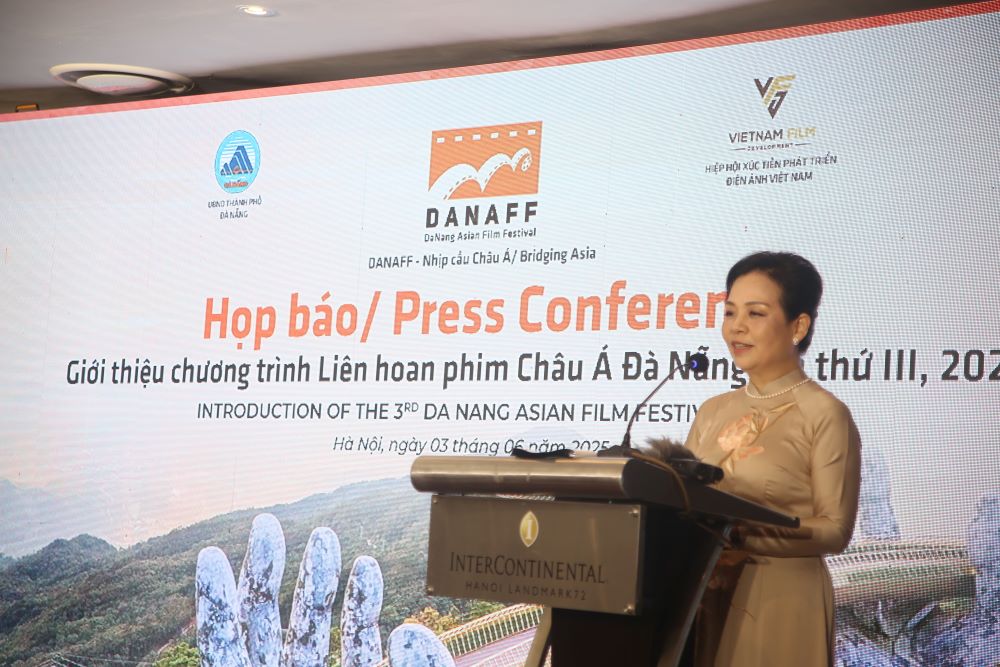 TS Ngô Phương Lan-Chủ tịch Hiệp hội Xúc tiến phát triển Điện ảnh Việt Nam phát biểu tại buổi họp báo.