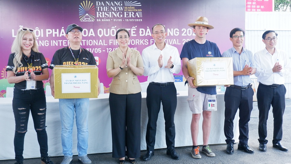 Phó Chủ tịch UBND thành phố Nguyễn Thị Anh Thi thăm, động viên các đội pháo hoa và nghệ sĩ trước đêm thi thứ năm DIFF 2025