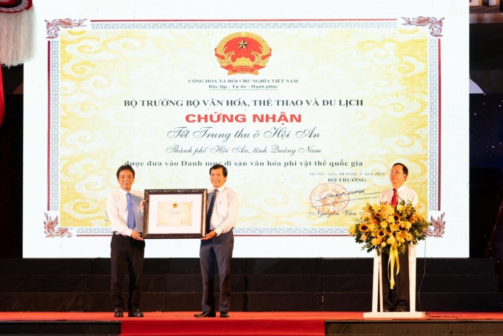 Bộ Văn hóa, Thể thao và Du lịch công nhận là Di sản văn hóa phi vật thể quốc gia vào đầu năm 2023; In terms of heritage recognition, the Hoi An Mid-Autumn Festival was officially inscribed as a National Intangible Cultural Heritage by the Ministry of Culture, Sports and Tourism in early 2023