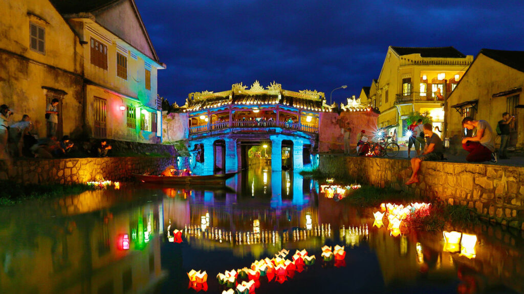 Lễ hội Tết Trung thu Hội An là một lễ hội truyền thống đặc sắc, diễn ra hằng năm vào dịp rằm tháng Tám Âm lịch tại phố cổ Hội An (phường Hội An, thành phố Đà Nẵng) 5; Today, the Mid-Autumn Festival has become an attractive cultural and festive tourism product, contributing to drawing a large number of visitors to the ancient town on the full moon of the eighth lunar month