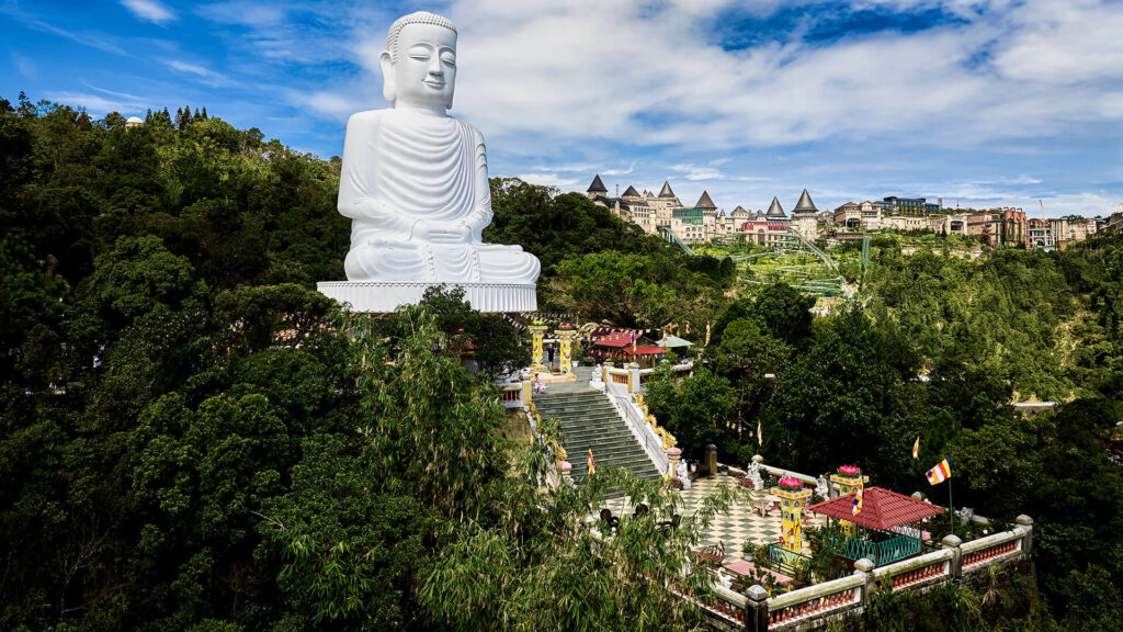 5.10. Chùa Linh Ứng – Chốn bình yên trên đỉnh núi tại Sun World Ba Na Hills