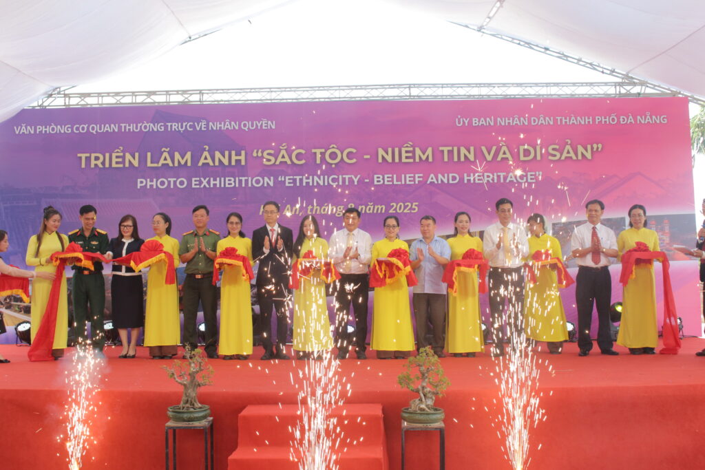 Khai mạc triển lãm ảnh “Sắc tộc – Niềm tin và di sản”