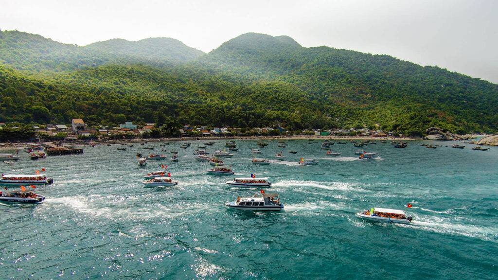 Khu dự trữ sinh quyển thế giới Cù Lao Chàm – Hội An có tổng diện tích 33.737 ha; The Cu Lao Cham – Hoi An World Biosphere Reserve covers a total area of 33,737 hectares