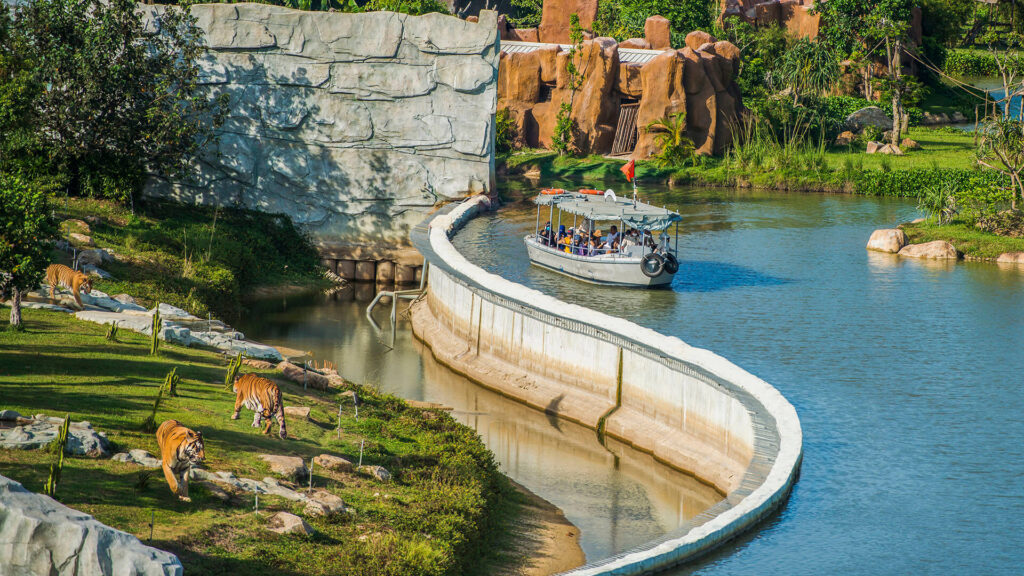 Khung cảnh tàu đi trên sông tại River Safari tại VinWonders Nam Hội An