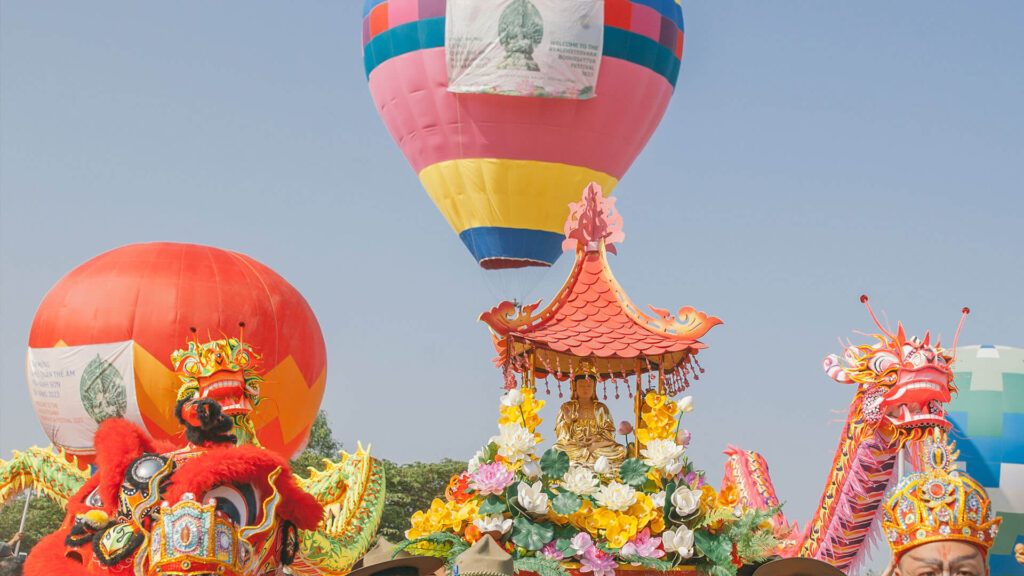 Lễ rước tôn tượng Đức Phật Quán Thế Âm tại Lễ hội Quán thế âm Đà Nẵng; The Avalokitesvara Festival at Marble Mountains