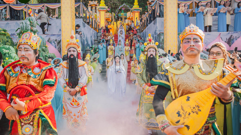 Lễ hóa trang Bồ Tát Quán Thế Âm tại Lễ hội Quán thế Âm Đà Nẵng; The Avalokitesvara Festival at Marble Mountains; The Avalokitesvara Transformation Ceremony
