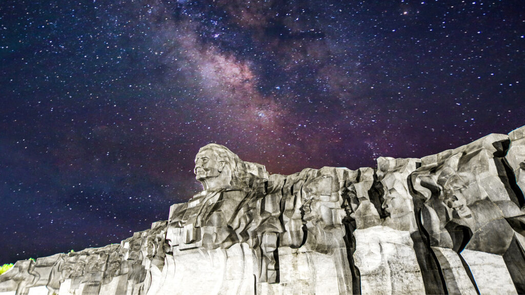 Quần thể Tượng đài Mẹ Việt Nam Anh hùng 8