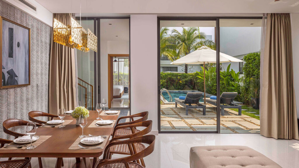 Biệt thự với kh ông gian bếp, nhà ăn, phòng khách tại Wyndham Hoi An Royal Beachfront Resort & Villas