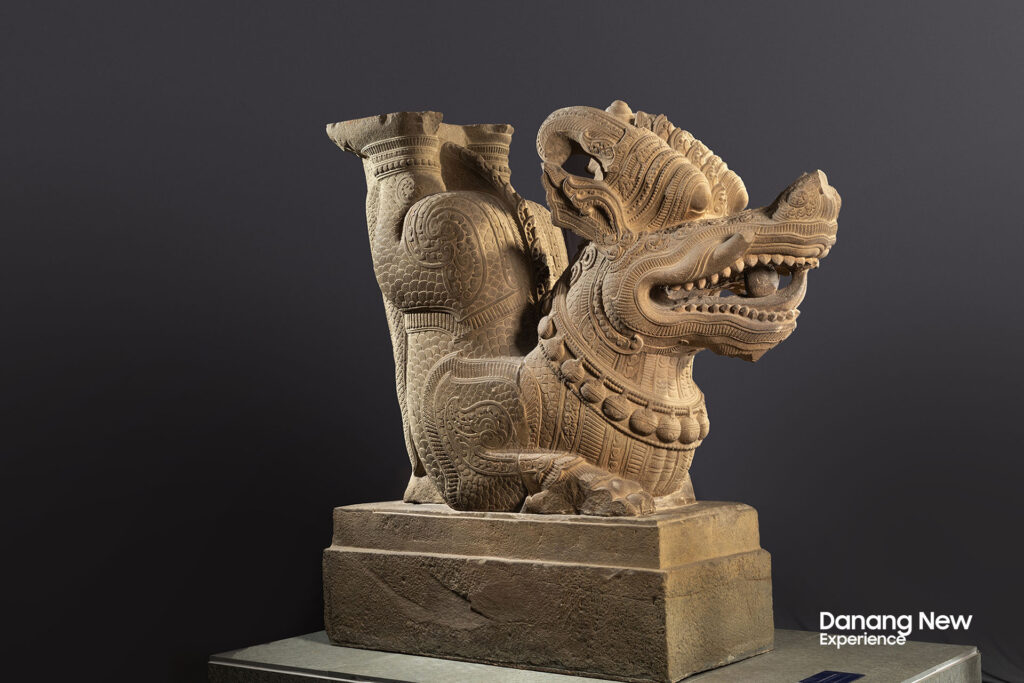 TƯỢNG RỒNG THÁP MẪM