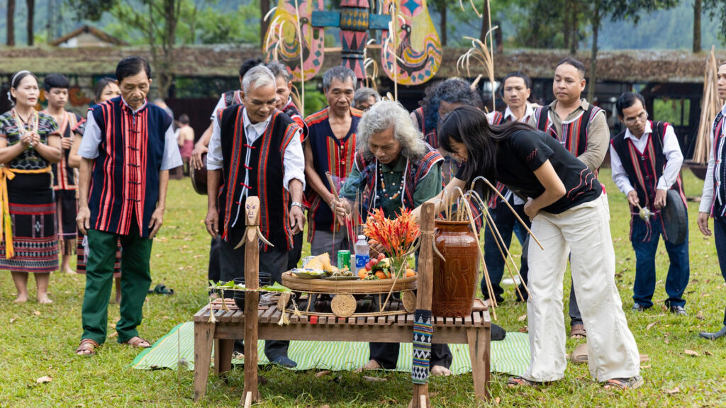 Chạm nhịp xuân nguyên bản của người Cơ Tu 16