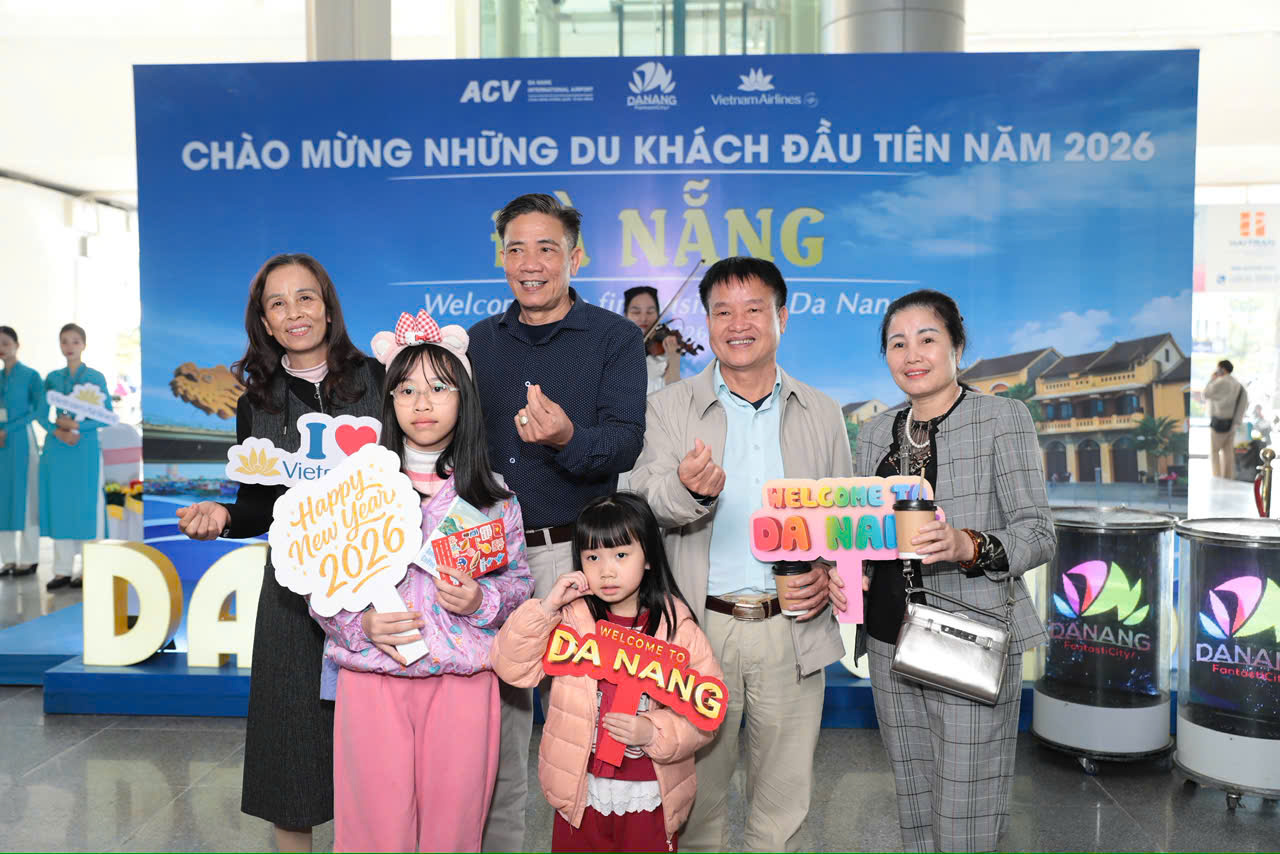 Đà Nẵng đón những du khách đầu tiên năm 2026, lan tỏa khí thế thành phố mới