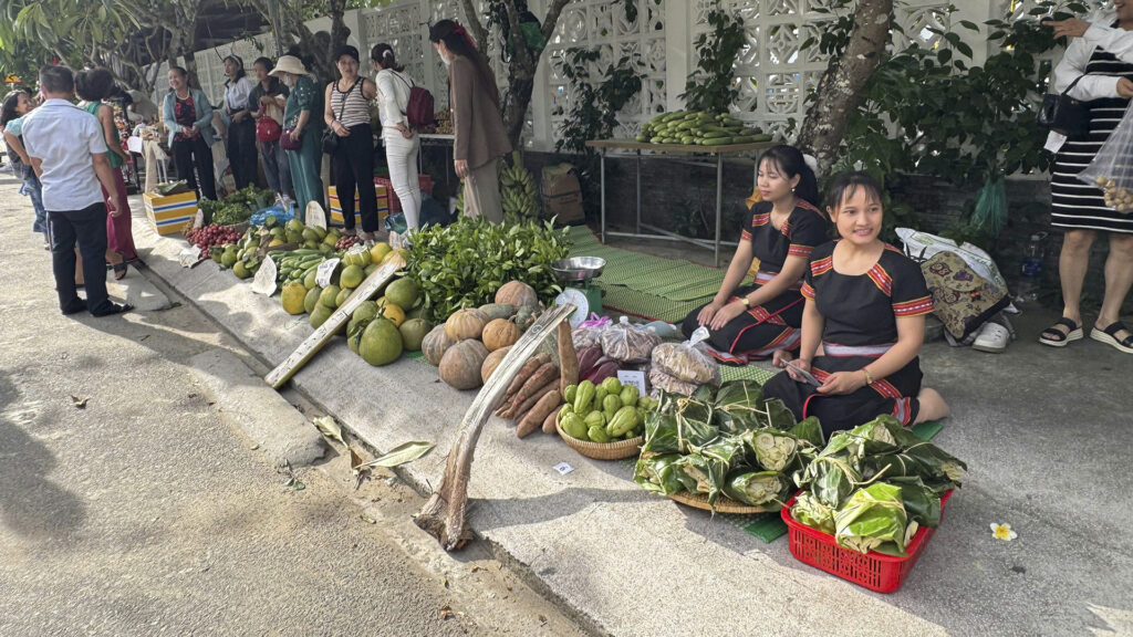 Chợ phiên bản địa Tân Thành – Rộn ràng Tết quê5