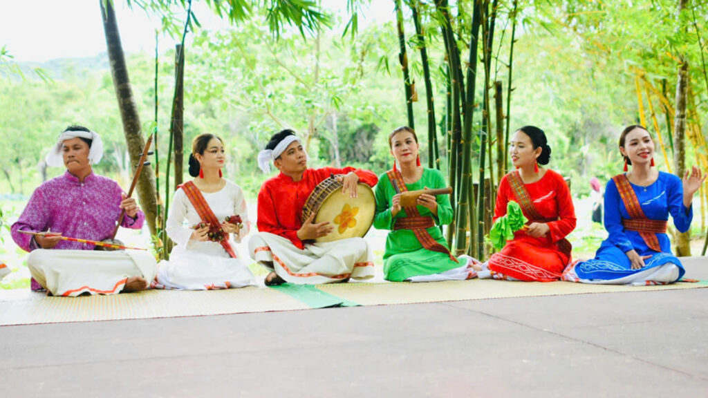 Tết tại Khu đền tháp Mỹ Sơn 16