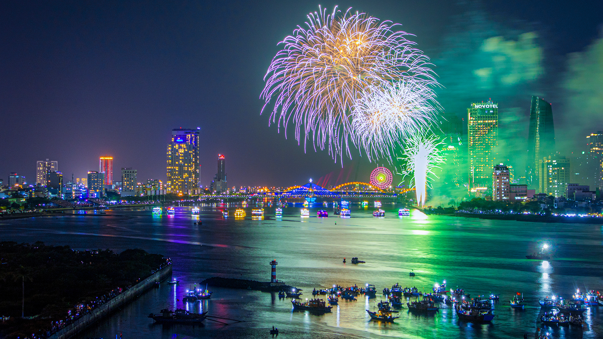 Pháo hoa Tết Nguyên đán tại Đà Nẵng 1