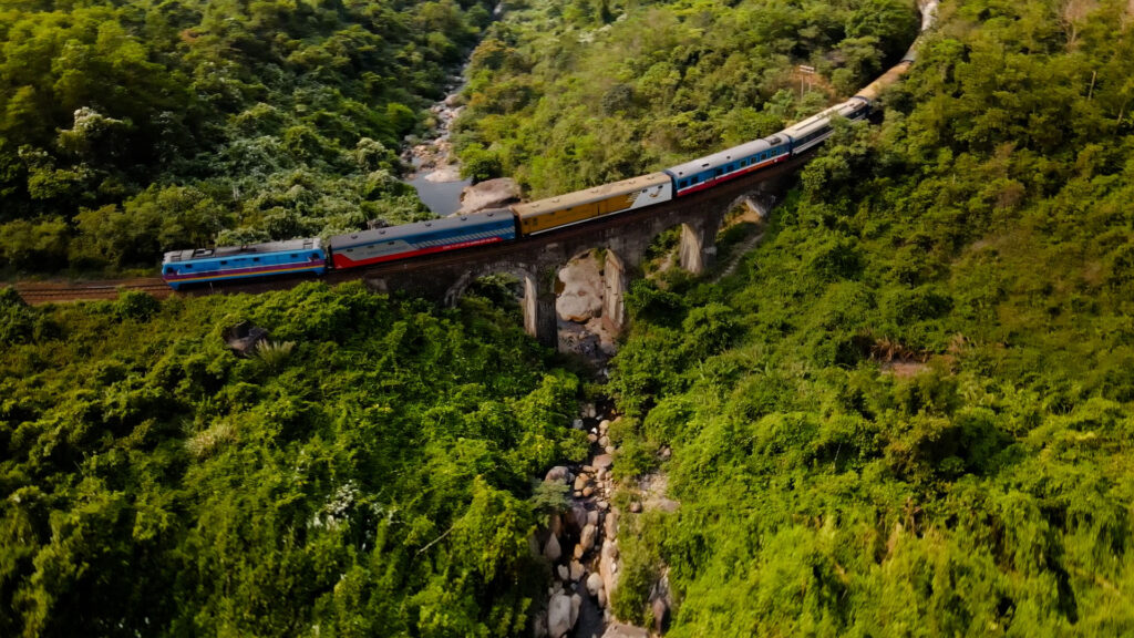 Giảm tới 50% vé tàu du lịch qua đèo Hải Vân – Hành trình ngắm “Thiên hạ đệ nhất hùng quan” từ một góc nhìn khác