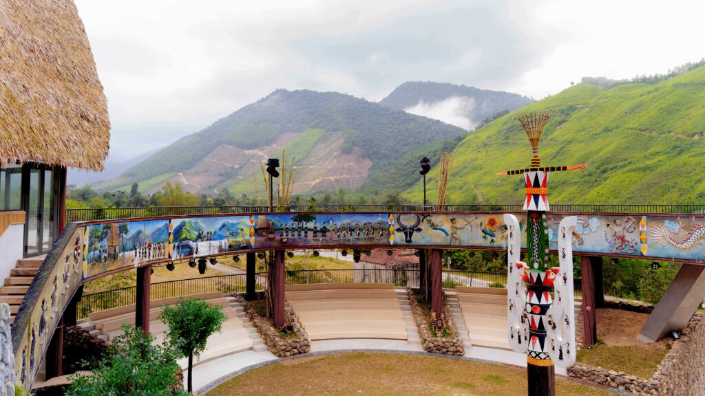 Hình ảnh này chưa có thuộc tính alt; tên tệp của nó là Trung-tam-Van-hoa-du-lich-cong-dong-Ta-Lang-%E2%80%93-Gian-Bi-1024x576.jpg