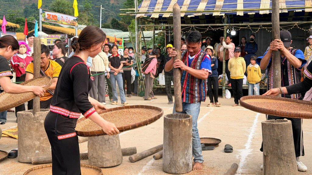 Sôi nổi Hội thi Không gian văn hóa cây nêu truyền thống dân tộc Xơ Đăng và các trò chơi dân gian