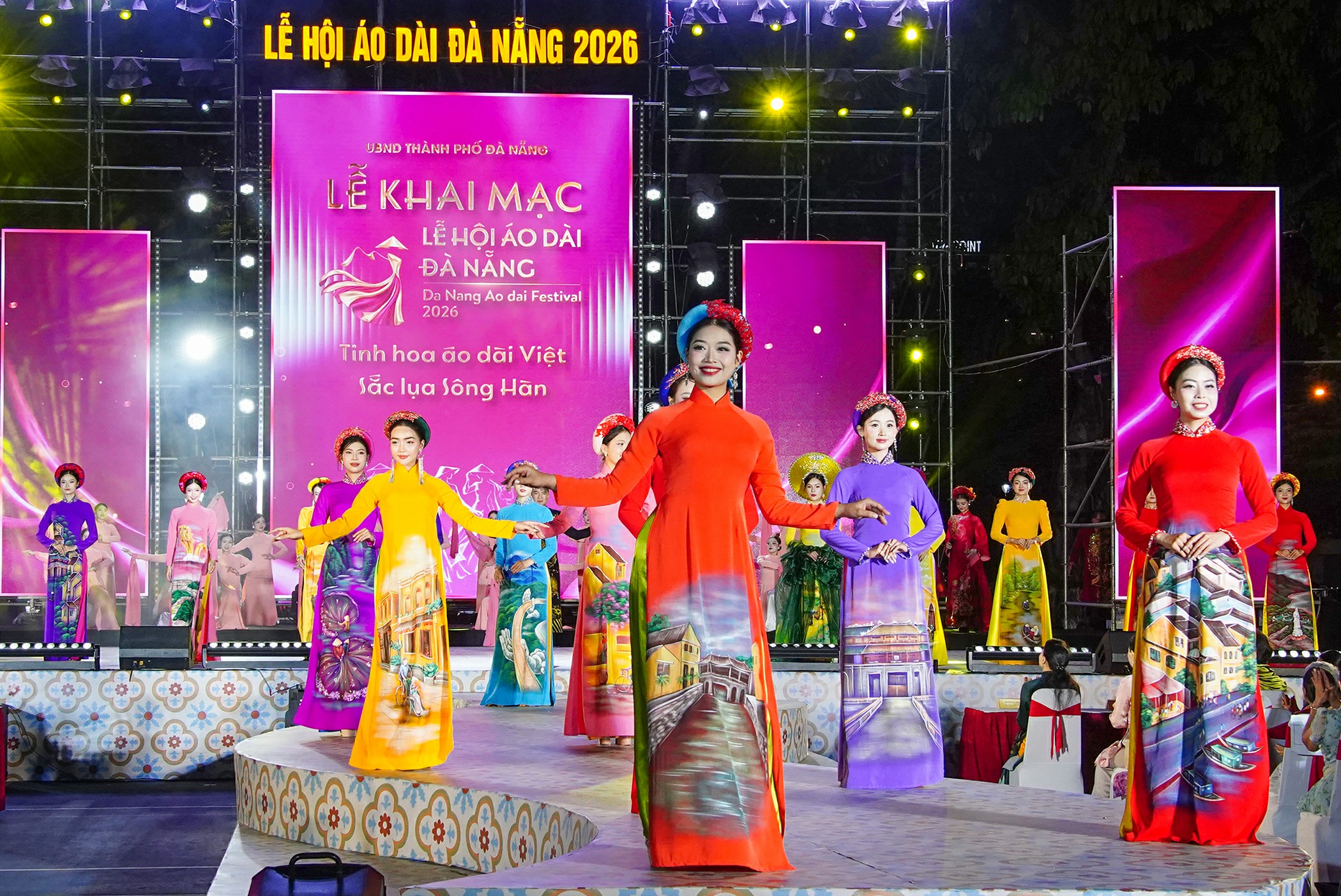 Áo dài Việt Nam – Di sản và sáng tạo