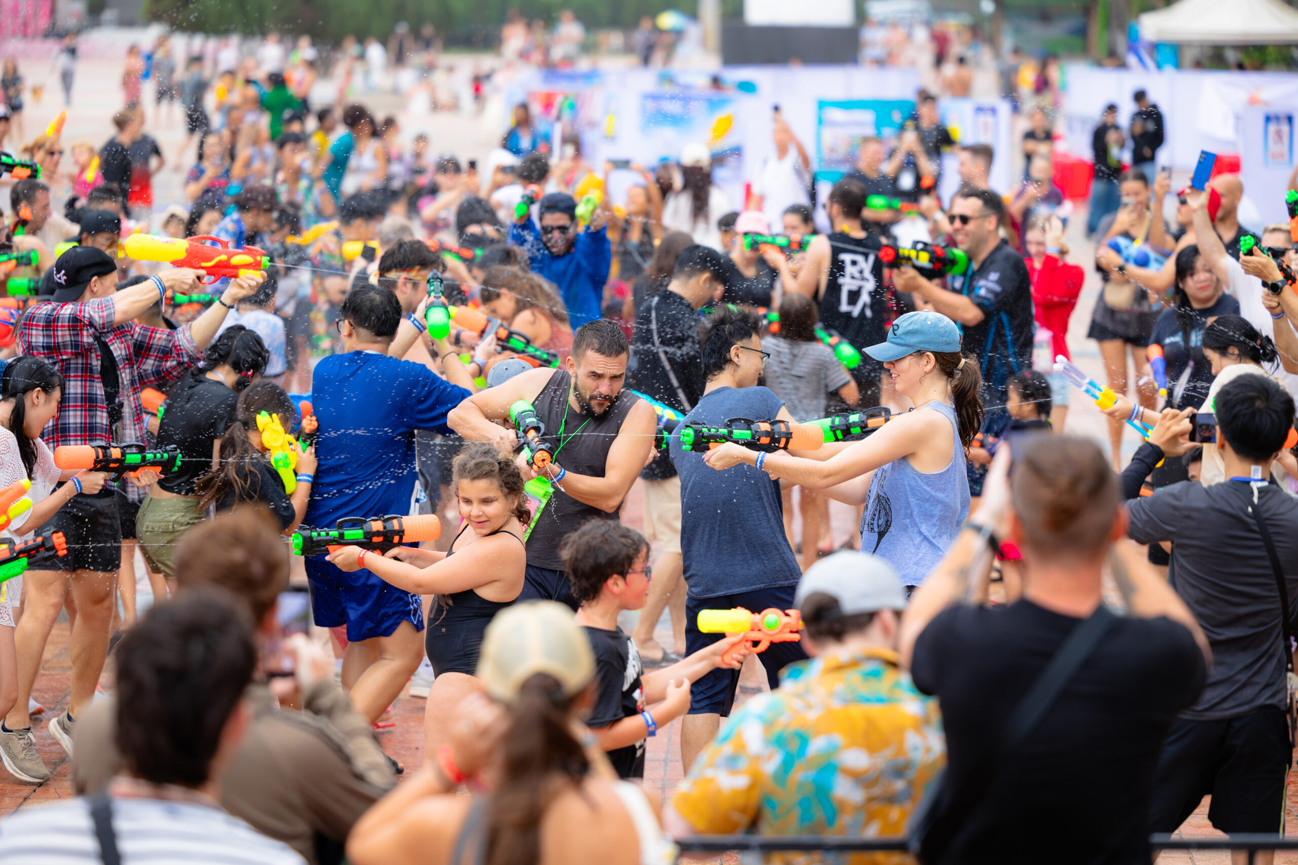 Lễ hội Songkran Đà Nẵng 2026: Đại chiến bóng nước khổng lồ và 8 tiếng quẩy nước không nghỉ