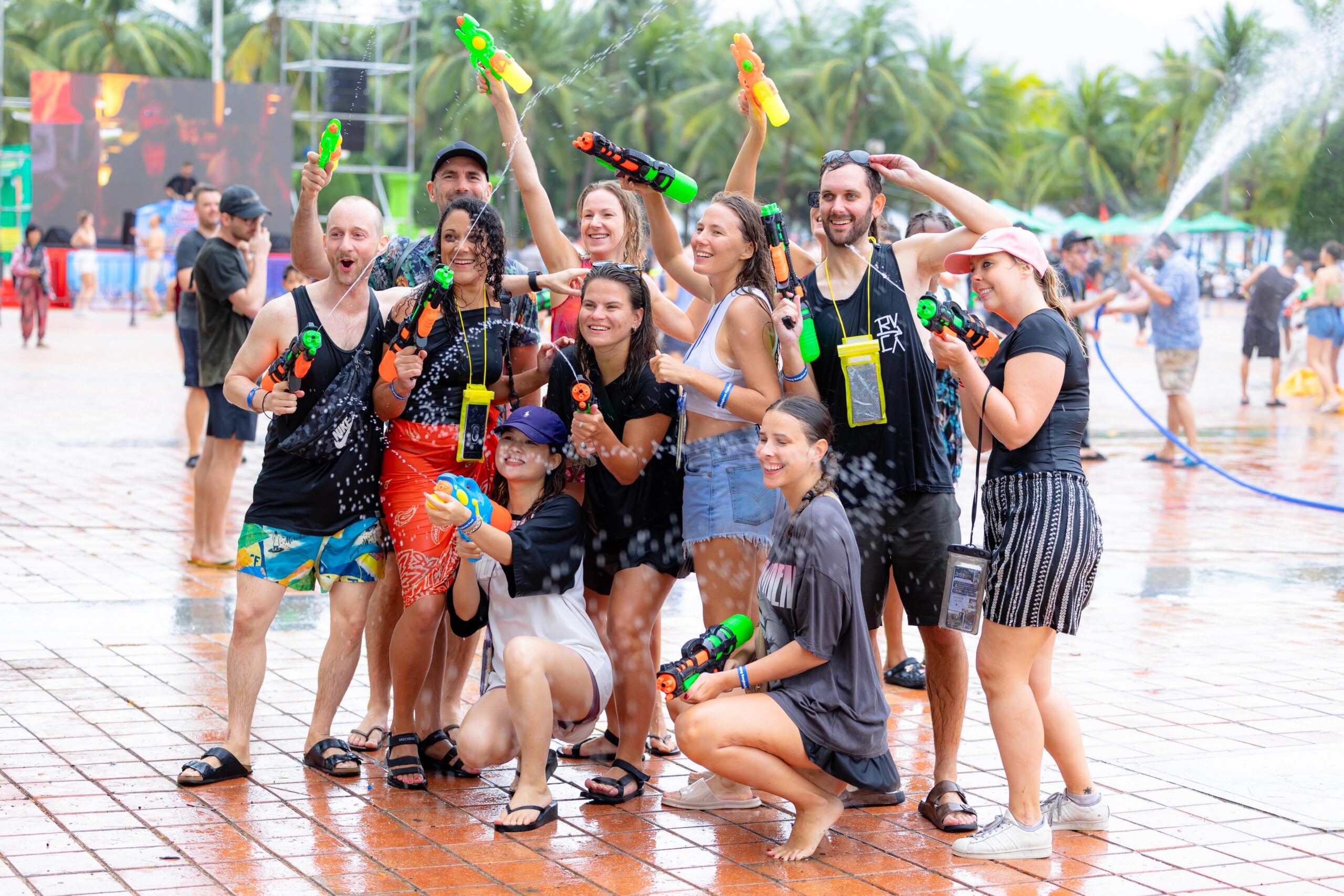 Lễ hội Songkran Đà Nẵng 2026: Đại chiến bóng nước khổng lồ và 8 tiếng quẩy nước không nghỉ