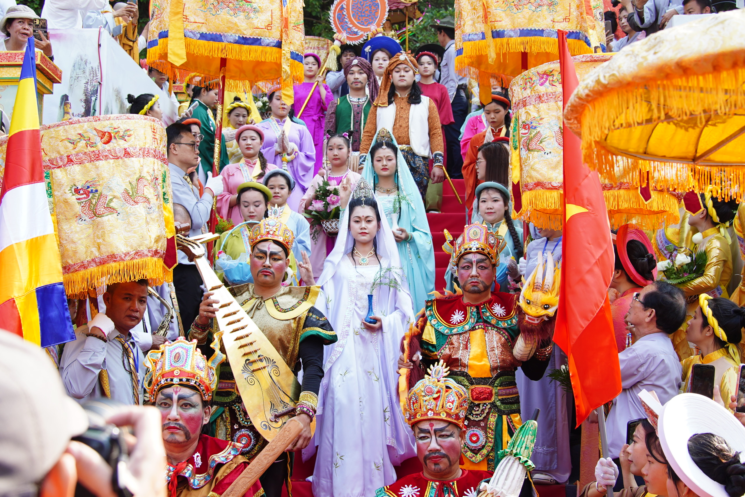 Gửi gắm ước nguyện bình an tại Lễ hội Quán Thế Âm