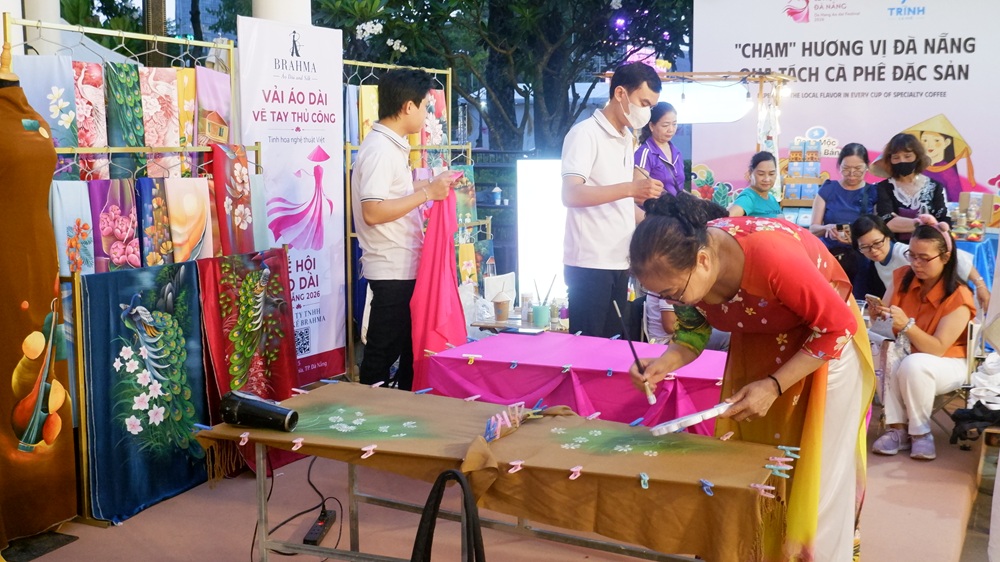 Hành trình trở về với giá trị áo dài truyền thống Việt