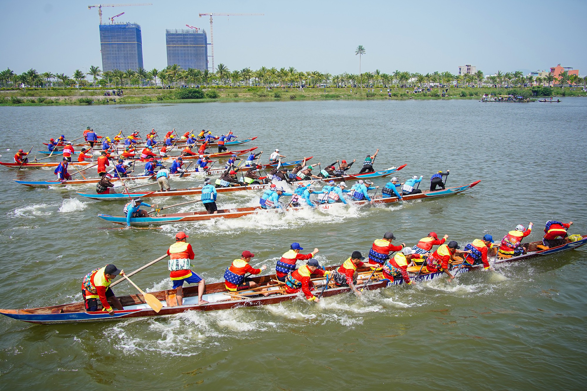 Hấp dẫn giải đua thuyền truyền thống đoạt cờ lệnh rước Huyền Trân Công chúa