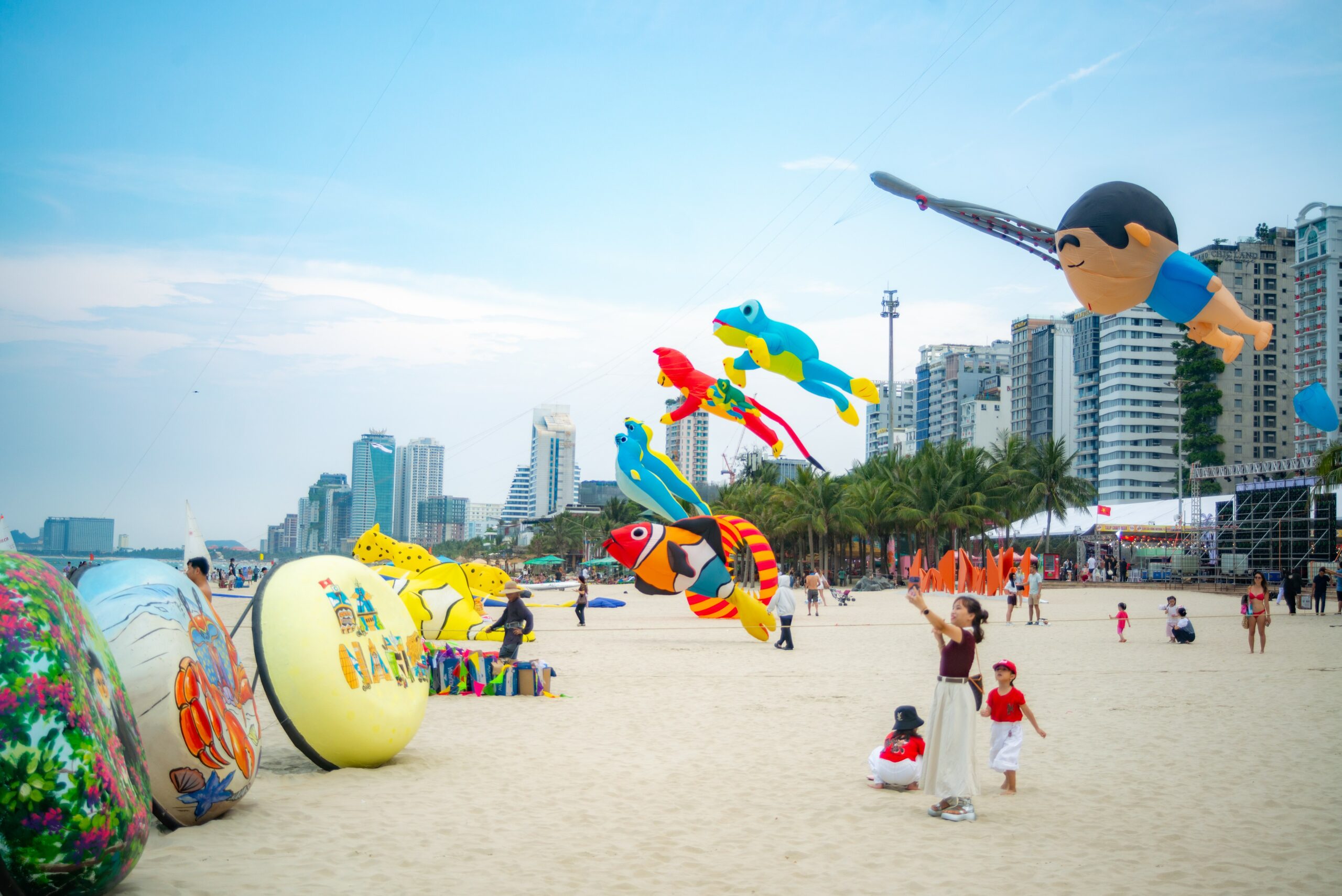 Hàng chục cánh diều nghệ thuật tung bay trên bầu trời biển Đà Nẵng