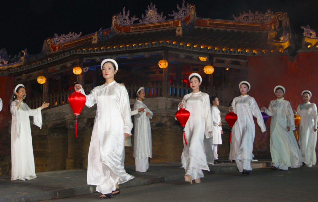 “Sắc màu của lụa” thắp sáng không gian Chùa Cầu