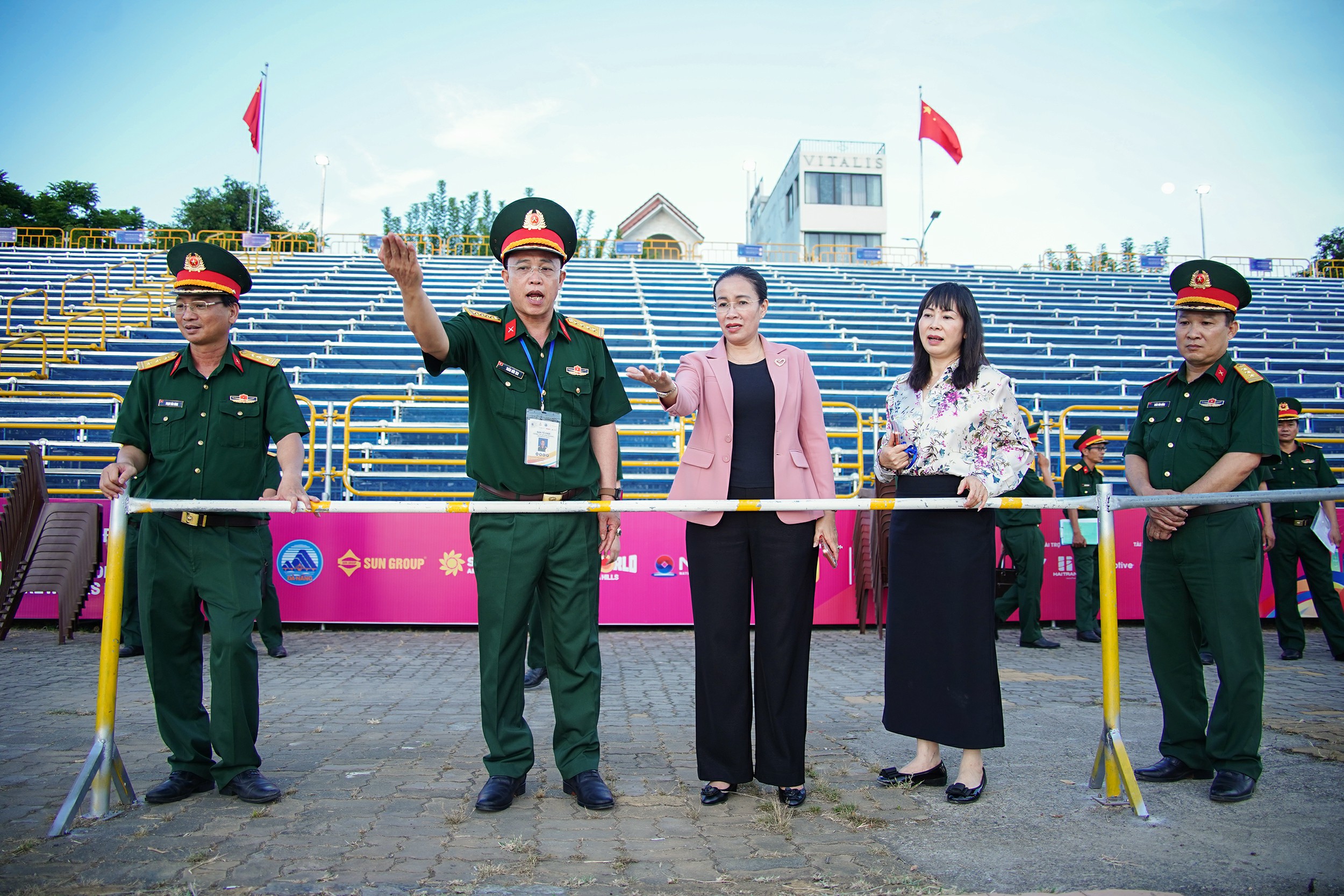 Phó Chủ tịch UBND thành phố Nguyễn Thị Anh Thi kiểm tra sân khấu, khán đài trước đêm khai mạc DIFF 2026