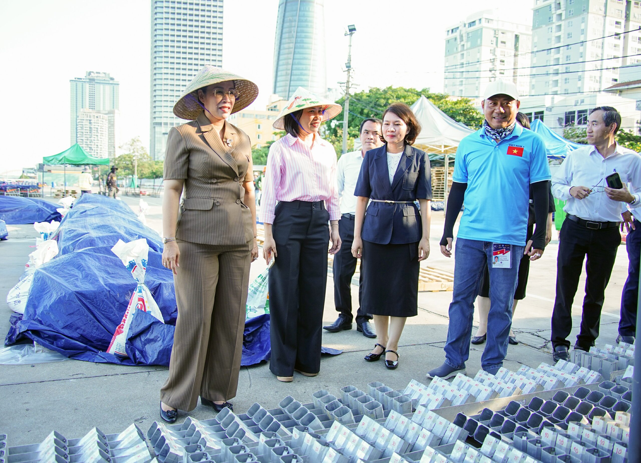 Phó Chủ tịch UBND thành phố Nguyễn Thị Anh Thi thăm, động viên các đội tham gia khai mạc DIFF 2026