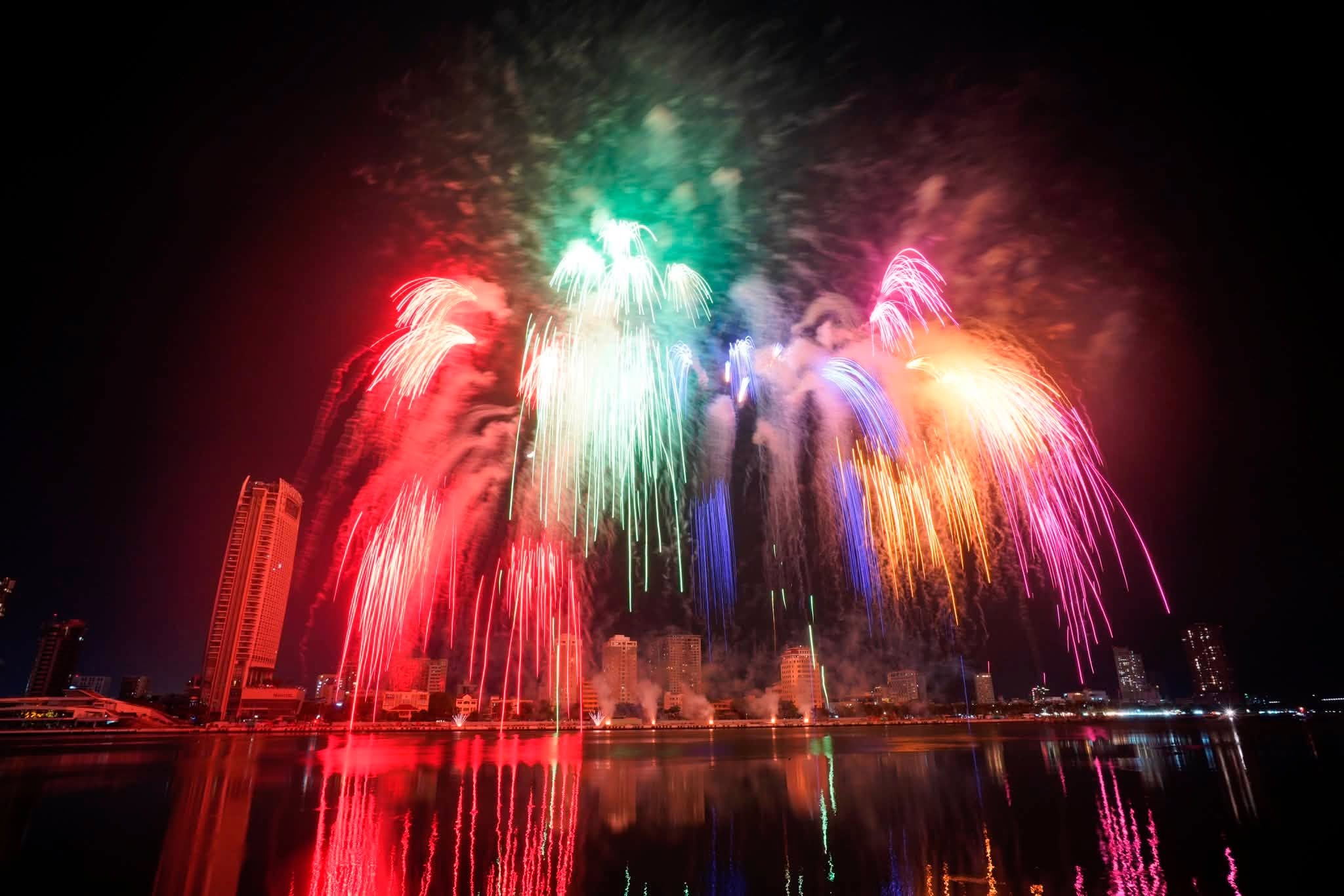 DIFF 2026 Night 4: Germany and Macao (China) Shine with Creative Fireworks Performances over the Han River